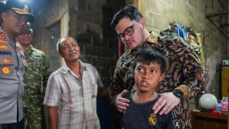 Blusukan ke Puncu, Mas Dhito Bantu Bocah Berkebutuhan Khusus dan Keluarganya