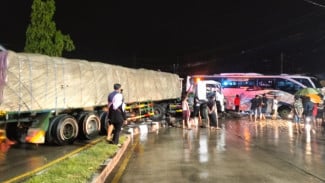 Kecelakaan Beruntun Libatkan Bus dan Dua Truk di Lamongan, Sopir Tronton Diduga Keluar Jalur
