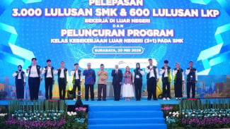 Jatim Dominasi Nasional! Mendikdasmen Lepas 3.600 Lulusan SMK dan LKP Kerja ke Luar Negeri