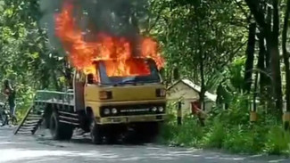 Truk Bermuatan Kombi di Lamongan Terbakar Saat Melaju di Jalan Menanjak