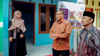 Pengentasan Kemiskinan Ekstrem, Pemkab Gresik Serahkan 35 Rumah Layak Huni Warga Pulopancikan