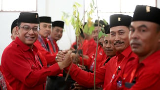 Tanam Pohon Sukun, Pelantikan PAC PDIP Tuban Bawa Pesan Peduli Lingkungan