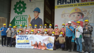 Kenali Dunia Kerja, Ratusan Lulusan SMP di Gresik Ikuti Wisata Industri PT Indospring Tbk