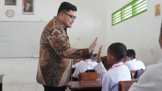 Saat Bupati Kediri Mas Dhito Sapa Murid Baru di Hari Pertama MPLS
