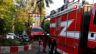 Sigra Nyungsep di Saluran Air Jalan Dharmahusada Surabaya, Sopir Asal Gresik Terluka
