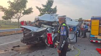 Hiace Penumpang WNA Kecelakaan di Tol Pandaan-Malang, 7 Orang Terluka