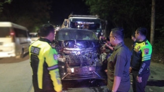 Kiai Anwar Zahid Kecelakaan di Bojonegoro, Mobilnya Ditabrak Truk Trailer