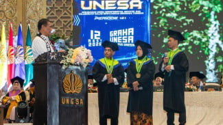Menteri Amran Beri Traktor ke Wisudawan Unesa, Dorong Anak Muda Jadi Pengusaha Pertanian