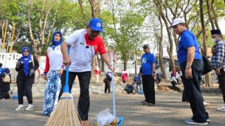 DPC Demokrat Gresik Bersihkan Makam Pahlawan dan Makam Bupati Pertama Jelang HUT RI ke-81