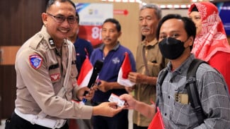 Kado Kemerdekaan, 17 Warga Gresik Lahir 17 Agustus Dapat SIM Gratis