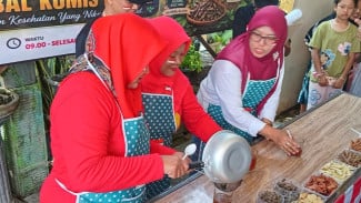 Unik! Peringati HUT RI ke-81, Emak-emak Balongbendo Adu Racik Teh Kumis Kucing