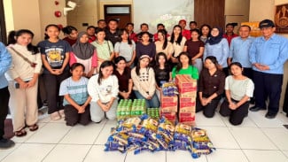 Pemain Soekarno Cup Gotong Royong Bantu Mahasiswa Asal NTT di Surabaya