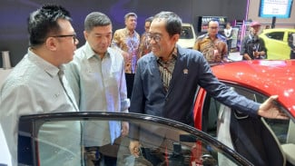 Buka GIIAS 2026 Surabaya, Wamenperin : Penjualan Mobil Ramah Lingkungan Naik 27,3 Persen