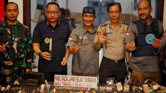 Razia Besar di Lapas Porong, Puluhan Sajam Rakitan Disita, 71 Orang Tes Urine Negatif
