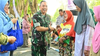 Sambut HUT ke-81 TNI, Lanud Muljono Bagi Sembako Gratis dan Gelar Bazar Murah di Sidoarjo