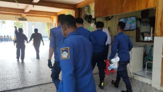 Bikin Heboh Pelajar, Ular Piton Muncul di Atap SMPN 4 Gresik