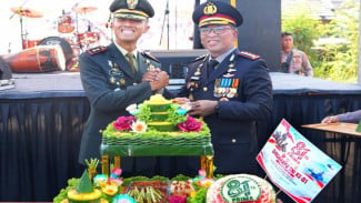 Kapolresta Sidoarjo Bawa Kejutan Tumpeng di HUT ke-81 TNI di Lapangan Desa Kwangsan