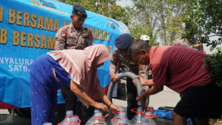 Polda Jatim Salurkan 40 Ribu Liter Air Bersih untuk Warga Gresik dan Sidoarjo