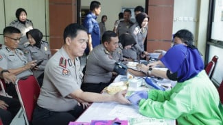 Polda Jatim Bersama Wartawan Sumbang 100 Kantong Darah di Hari Jadi ke-75 Humas Polri