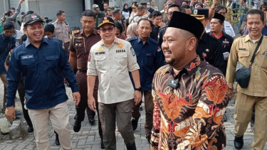 Tinjau Gudang Logistik Di Gresik, Plh Gubernur Adhy Karyono Pastikan ...