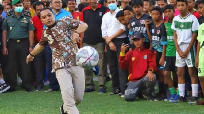 Wali Kota Surabaya tendang bola di titik 12 pas