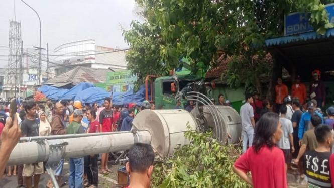 Truk kecelakaan menabrak tiang listrik di Bekasi, Jawa Barat.