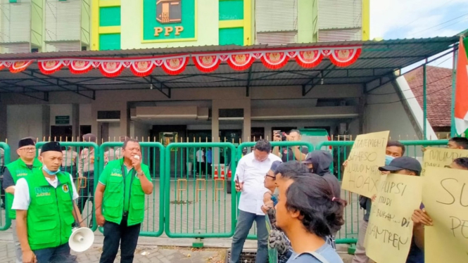 Massa berdemo di kantor PPP Jatim di Surabaya.