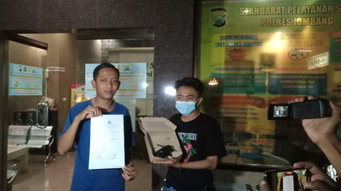 Fajar (kiri) wartawan tvOne usai melapor ke Polres Jombang