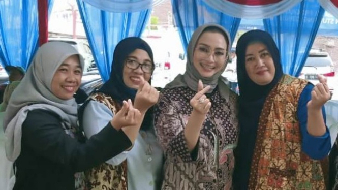 Lucy Kurniasari (dua dari kanan) saat sosialisasi stunting di Surabaya