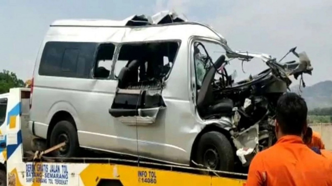 Minibus yang terlibat kecelakaan di Tol Semarang.