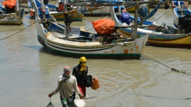 Nelayan beraktivitas di Tuban.