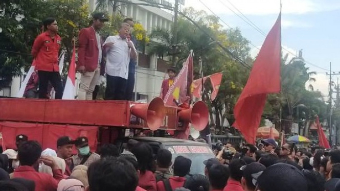Ketua DPRD Jatim, Kusnadi temuai pendemo tolak kenaikan BBM