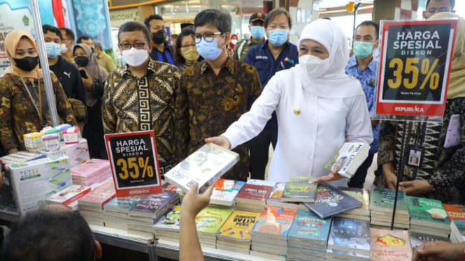 Gubernur Jatim Khofifah Indar Parawansa di bazar buku.