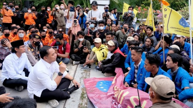 Eri Cahyadi dan ketua DPRD Surabaya temui pendemo