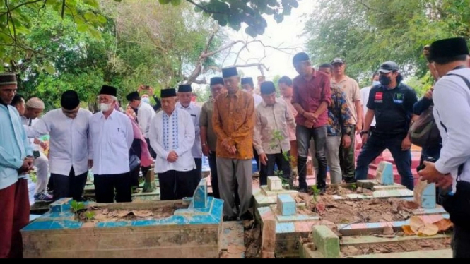 Pimpinan Pondok Pesantren Moder Gontor ziarah ke makam Albar Mahdi