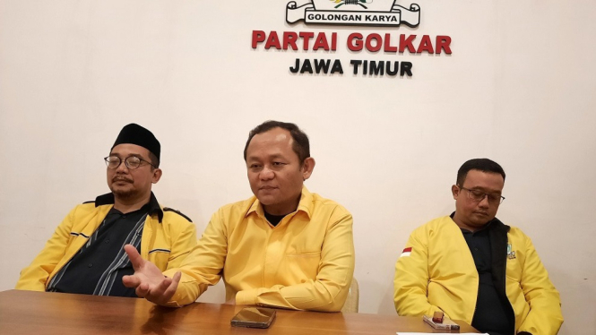 Ketua DPD Golkar Jawa Timur, M Sarmuji (tengah)
