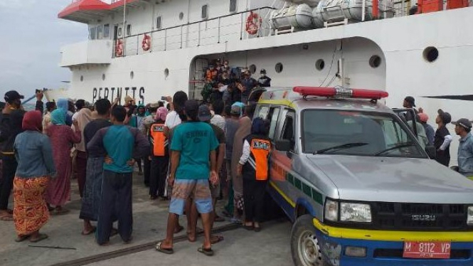 Evakuasi korban KM Sabuk Nusantara 91 terbakar di Masalembu