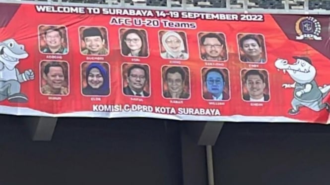 Spanduk anggota DPRD Surabaya di GBT.