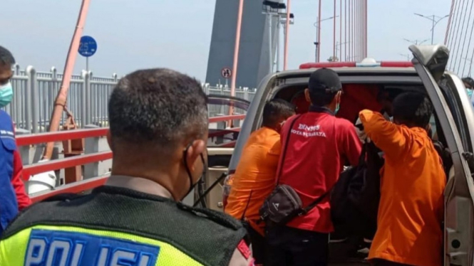 Petugas mengevakuasi korban di Jembatan Suramadu.