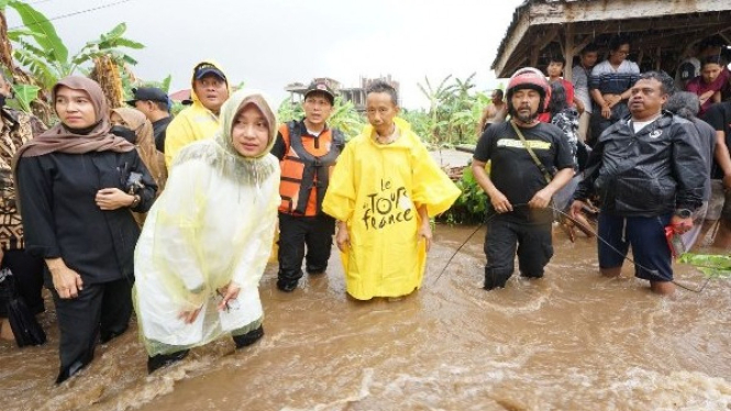 Bupati Banyuwangi keliling bantu warga kebanjiran