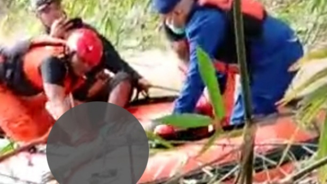 Fota tangkapan layar video evakuasi mayat Mr X di sungai