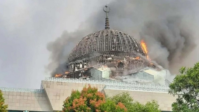 Kubah Masjid Islamic Center Jakarta yang terbakar