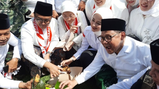 Ketum PKB Muhaimin Iskandar makan tumpeng HSN 2022