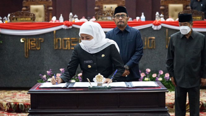 Gubernur Jatim Khofifah Indar Parawansa di DPRD Jatim