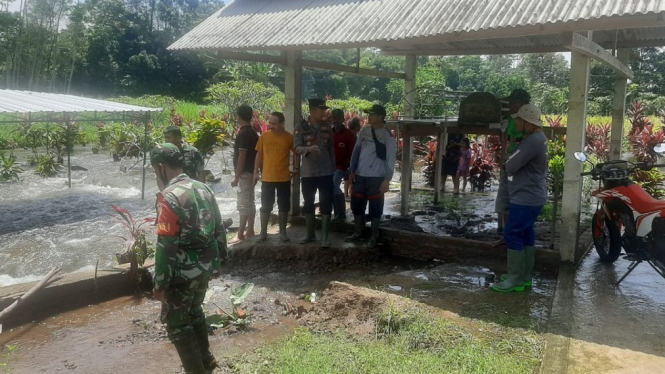 Pasca banjir menerjang Pemakaman Desa Padangan, Tulungagung