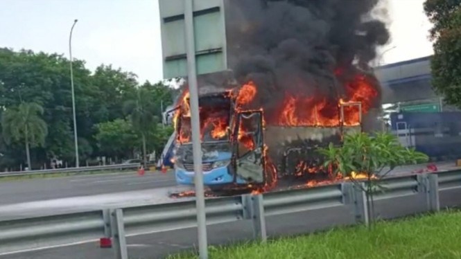 Bus terbakar di Gerbang Tol Menanggal Surabaya.