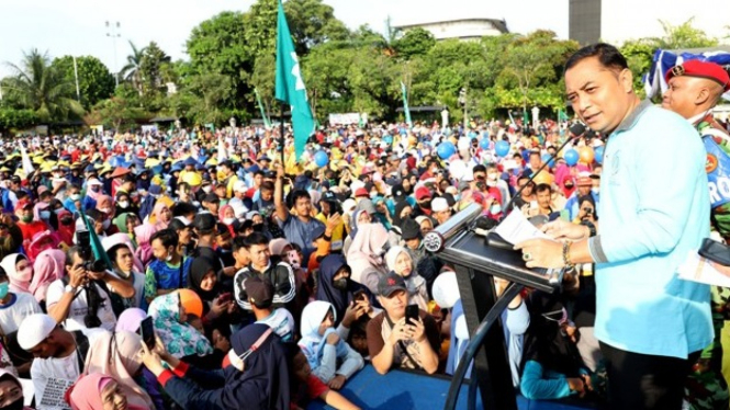 Eri Cahyadi buka acara jalan sehat Muhammadiyah di Tugu Pahlawan