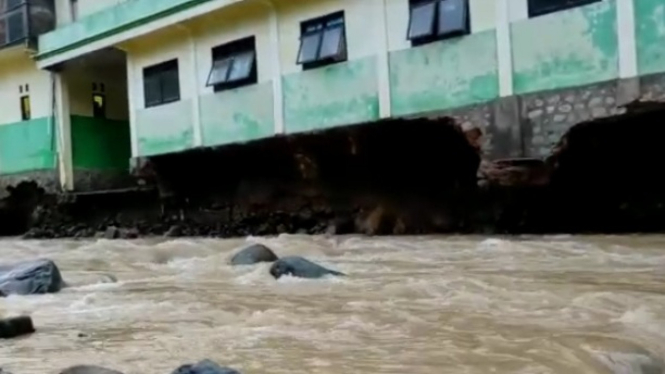 Pondasi Sekolah di Ponpes Tarbiyatus Sholihin Menggantung