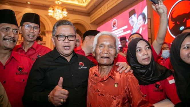 Kader PDIP Surabaya foto bareng Hasto usai konsolidasi