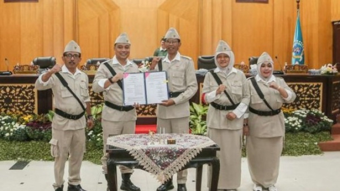 Berkostum pejuang: APBD Kota Surabaya  Rp 11,2 T disahkan